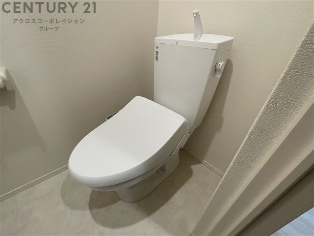 トイレ　温水洗浄便座付きのトイレです♪