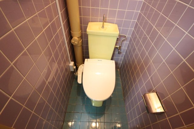 トイレ　落ち着いた色調のトイレです