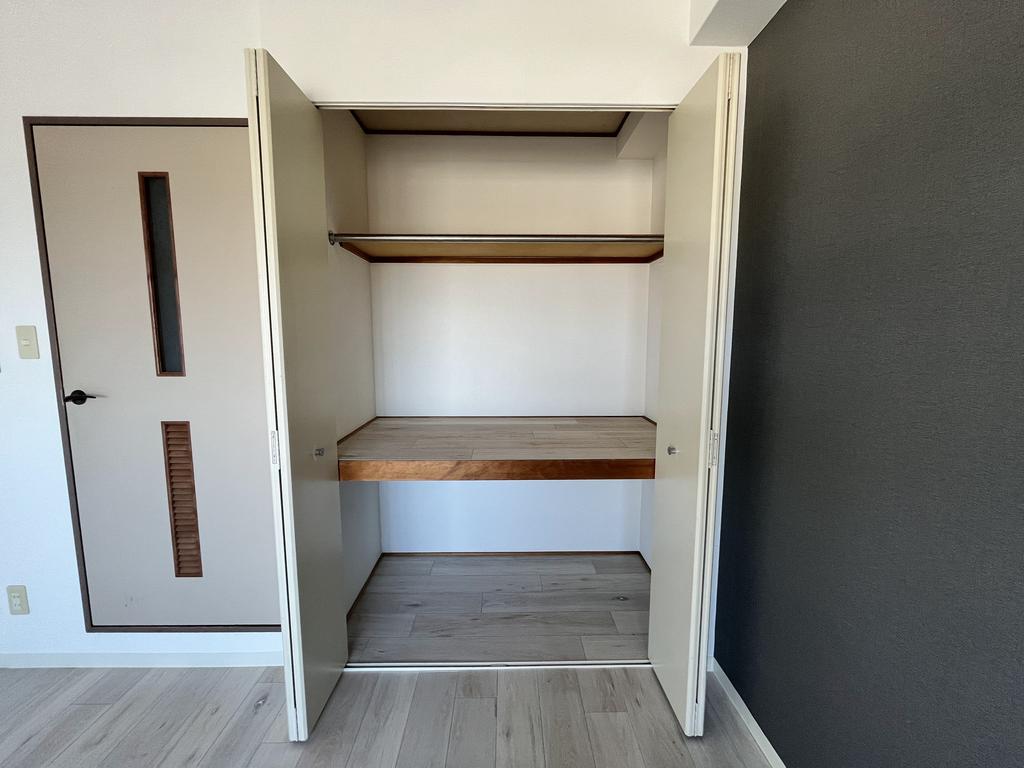 収納　※同建物の別のお部屋の写真です。
