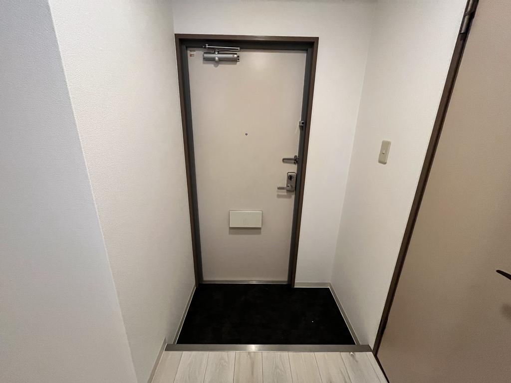 玄関　※同建物の別のお部屋の写真です。