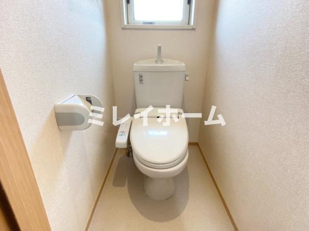 トイレ　同建物内別のお部屋の参考写真になります。