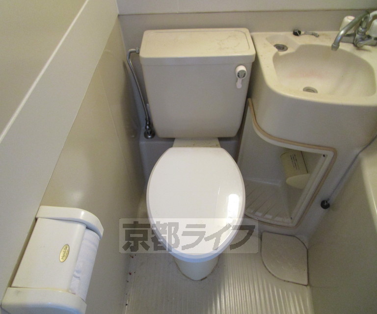阪急京都線 桂駅 徒歩15分 2階建 築45年のトイレ写真