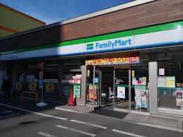 コンビニ　ファミリーマート札幌南7条西7丁目店（コンビニ）まで77m