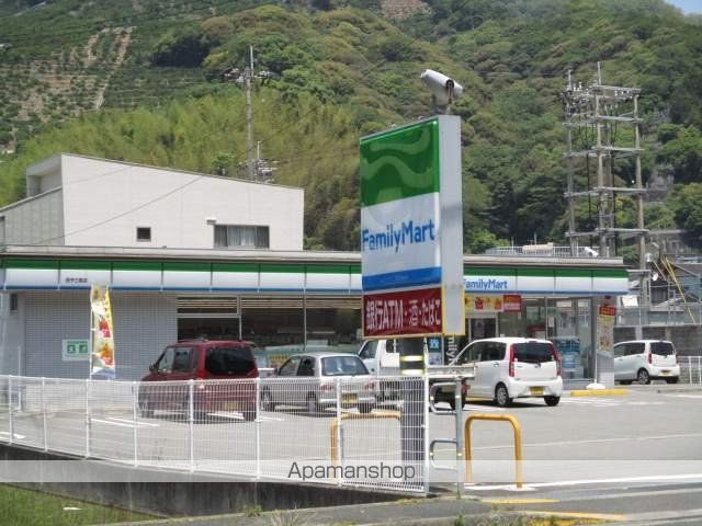 コンビニ　ファミリーマート西予三瓶店（コンビニ）まで1100m