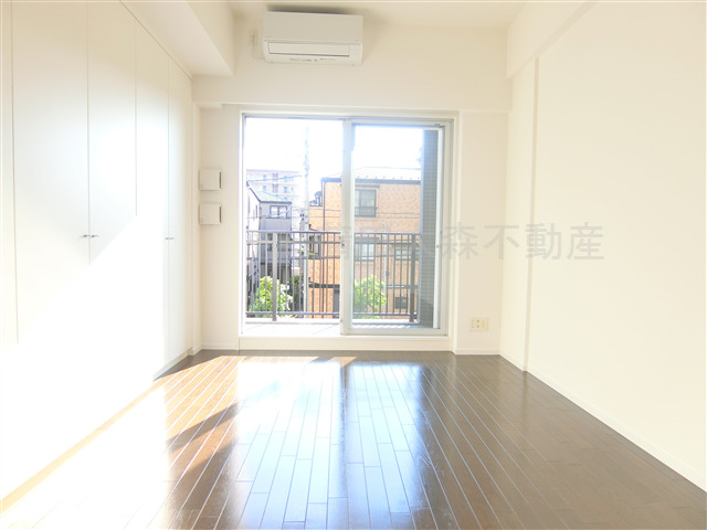 居室・リビング　壁一面クローゼット4ケ所の収納力のあるお部屋！2階でもご覧の