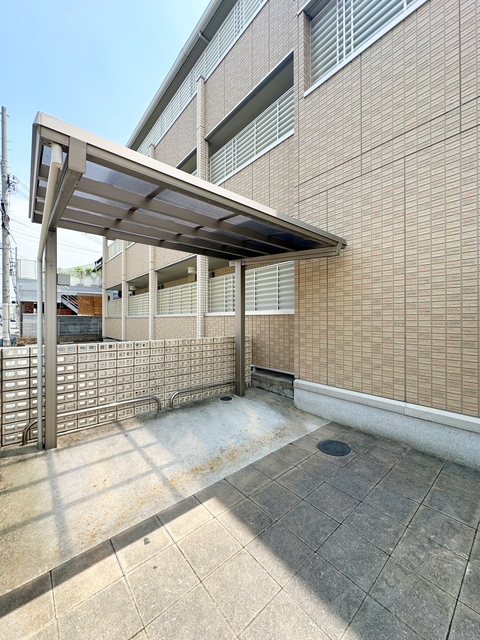 その他共有部分　屋根付き駐輪場。大事な自転車も雨でも安心♪