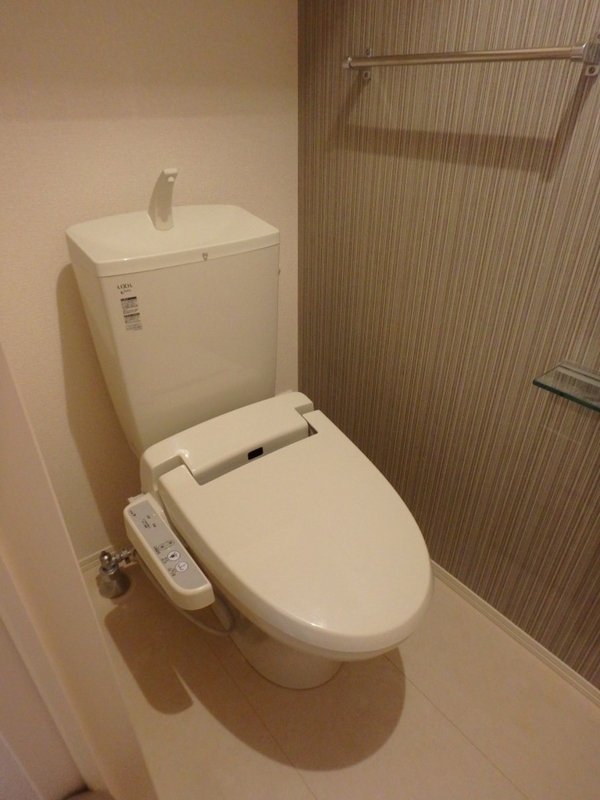 トイレ　トイレは温水洗浄便座付です