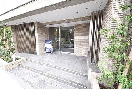 エントランス　落ち着いたエントランスです