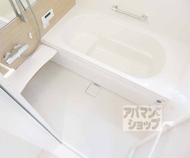 バス・シャワールーム　１坪サイズの大きいお風呂です。