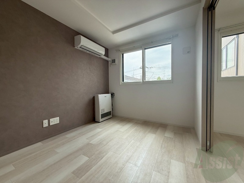 その他部屋・スペース　こちらのお部屋は光が差し込む、温かみのあるお部屋です。