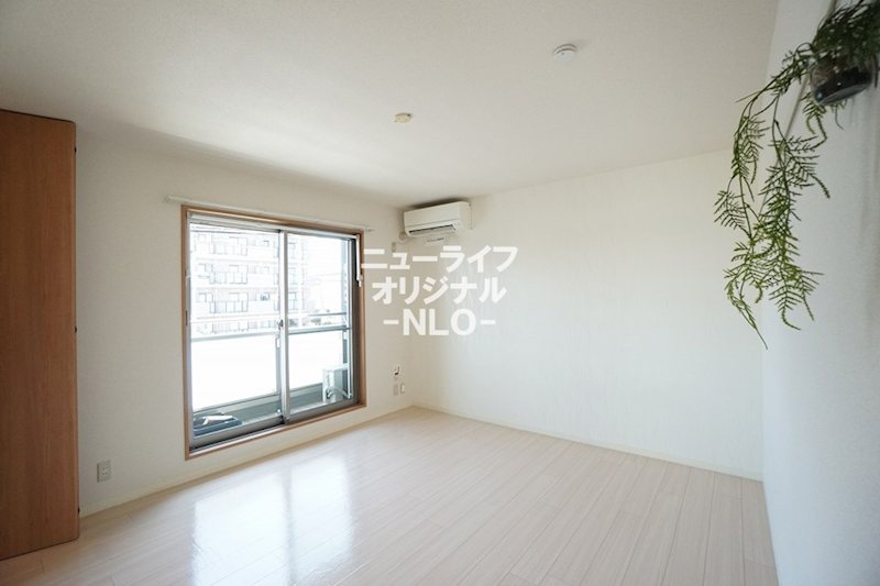 その他部屋・スペース　洋室別アングル　エアコン付きなので一年を通して快適です☆