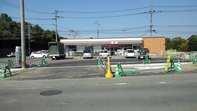 コンビニ　セブンイレブン福富店（コンビニ）まで400m