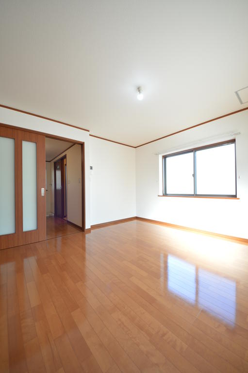 ウイスタリア市川南の居間写真