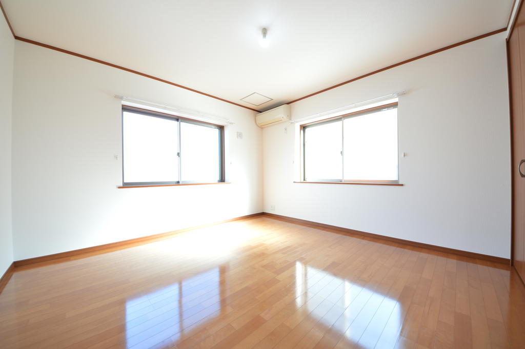 ウイスタリア市川南の居間写真