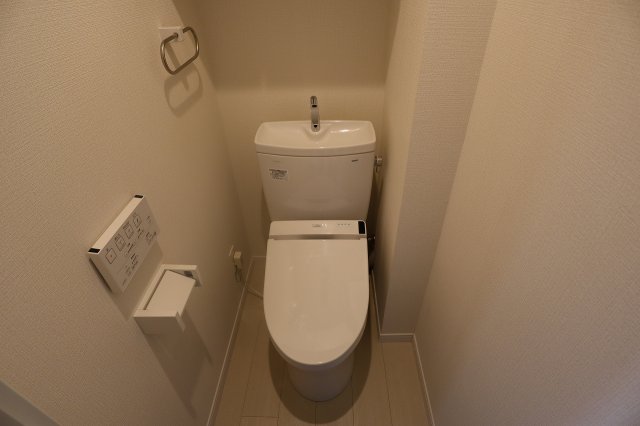 トイレ　落ち着いた色調のトイレです