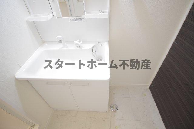 洗面設備　明るい洗面所です