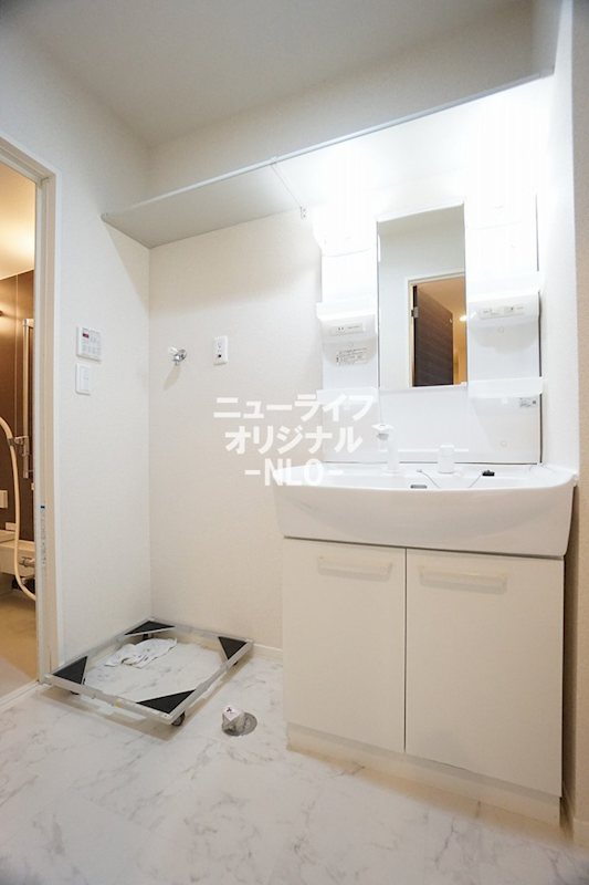 洗面設備　シャワー付き洗面台で忙しい朝でも楽に身支度が出来ます☆