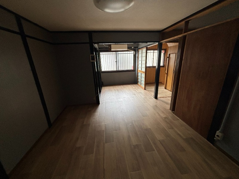 柳之町東戸建の居間写真