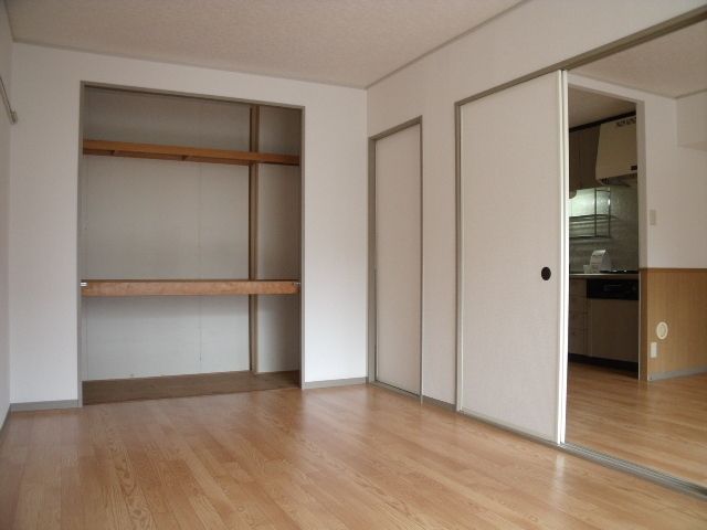その他部屋・スペース　バルコニー側から見た室内