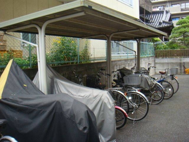 エントランス　屋根付きの駐輪場です