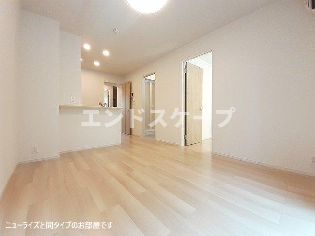 ＪＲ上越線 群馬総社駅 徒歩58分 2階建 新築の居間写真
