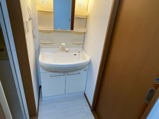洗面設備　同じ建物の別のお部屋の写真です。