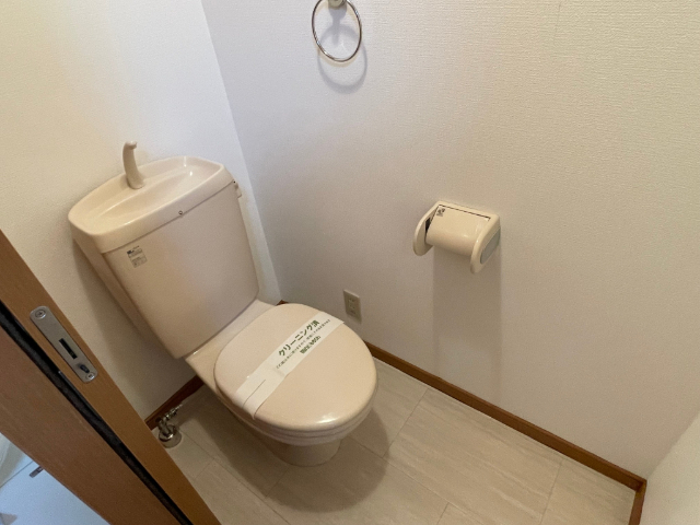トイレ　同じ建物の別のお部屋の写真です。