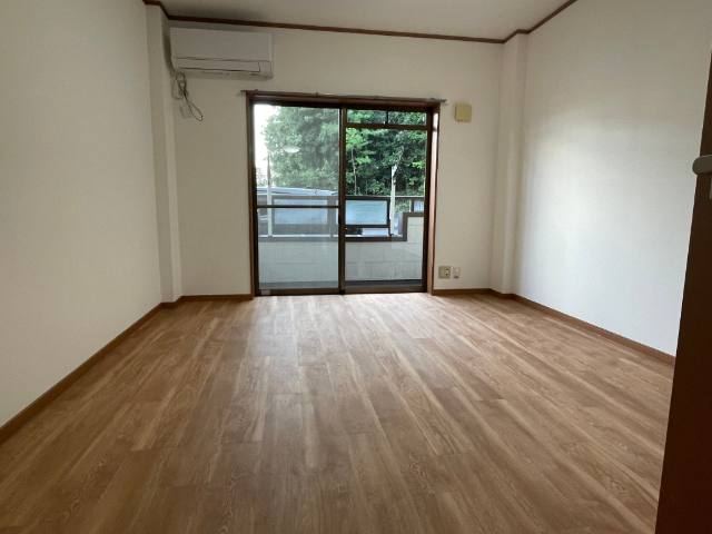 居室・リビング　同じ建物の別のお部屋の写真です。