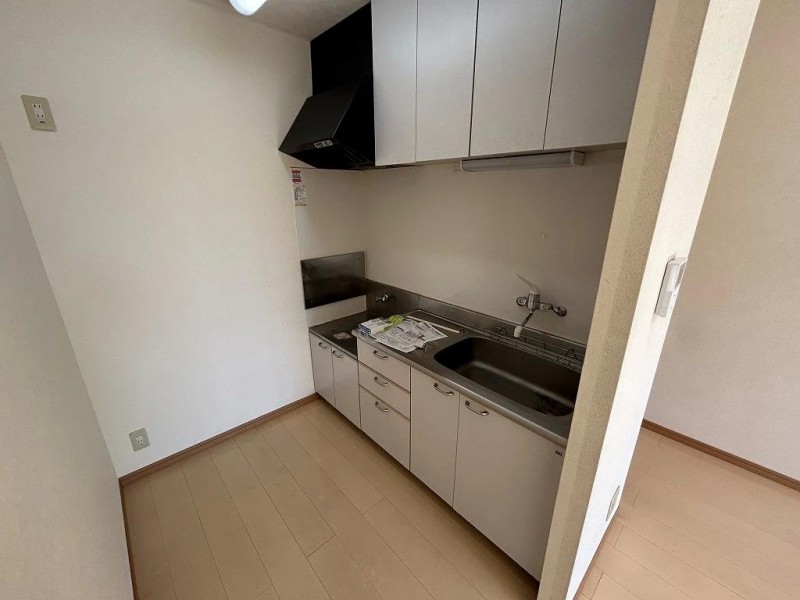 キッチン　※別部屋参考写真・現況優先※反転