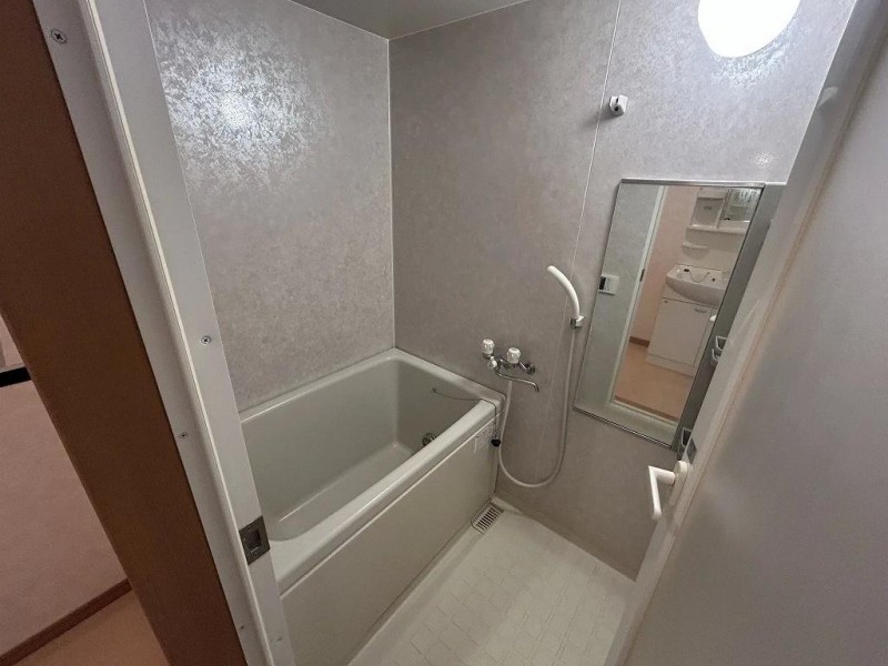 バス・シャワールーム　※別部屋参考写真・現況優先※反転