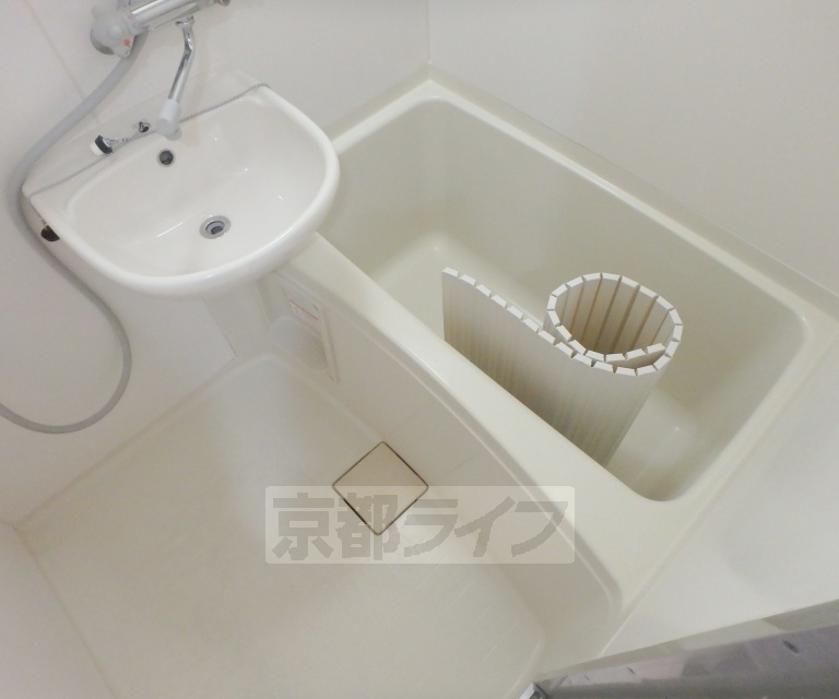 バス・シャワールーム　ゆっくりくつろげる広さの浴室です。