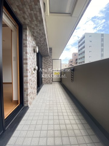 ロビー　広々としたバルコニー部分♪
