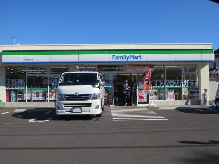 コンビニ　ファミリーマート（コンビニ）まで500m