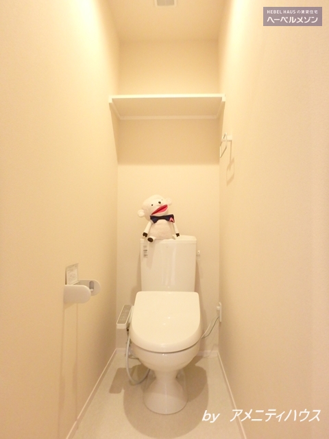 トイレ　●温水洗浄暖房便座付きの快適なトイレスペース。