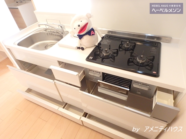 キッチン　●３口ガスコンロ・グリル付きのシステムキッチン。