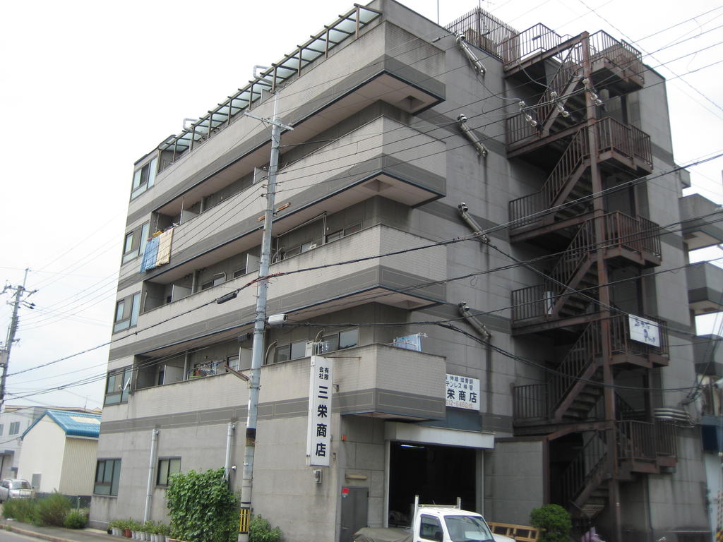 京都市伏見区下鳥羽南円面田町のマンションの建物外観