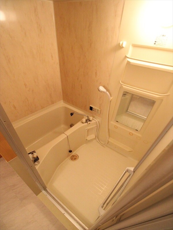 バス・シャワールーム　追焚き機能付きバス（写真は別室）