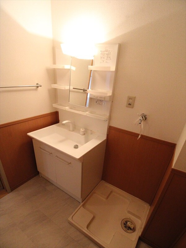 洗面設備　洗面脱衣所・シャワー付洗面台・室内洗濯機置場（写真は別室）