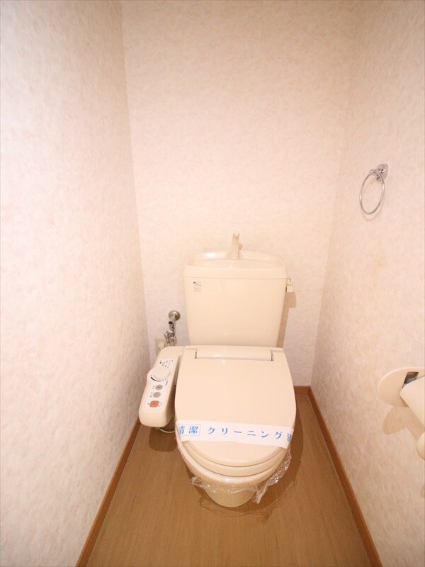 トイレ　シャワートイレ(写真は別室）