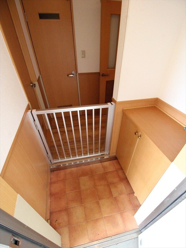玄関　玄関ホール・ペット用柵・下駄箱（写真は別室）