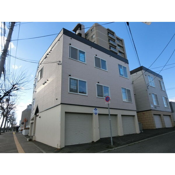 札幌市豊平区平岸六条のアパートの建物外観