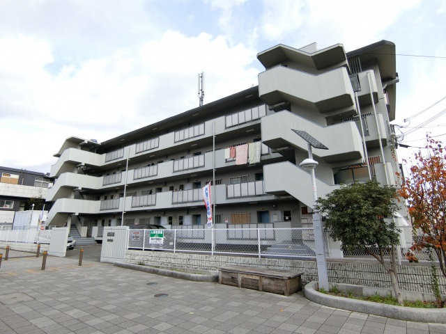 茨木市鮎川のマンションの建物外観