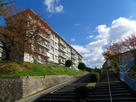 茶山台団地18棟の建物外観