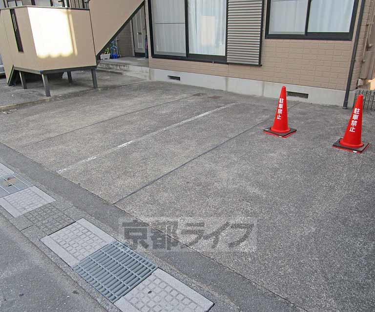 【亀岡市古世町のアパートの駐車場】