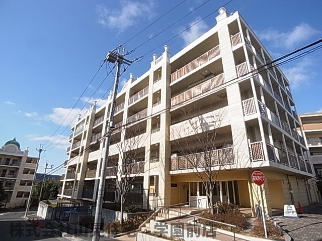 奈良市学園大和町のマンションの建物外観
