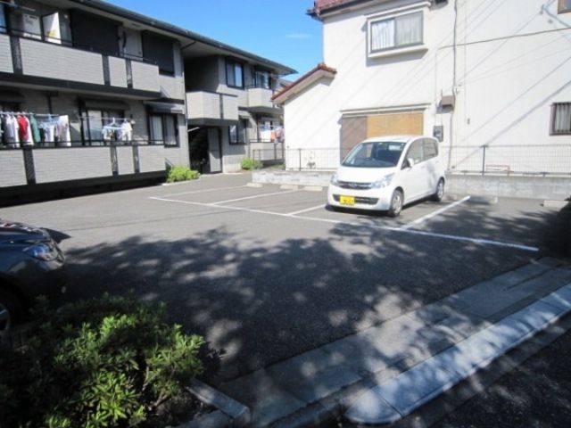 【青梅市新町のアパートの駐車場】