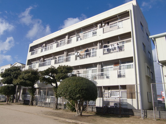 広島市南区仁保新町のマンションの建物外観