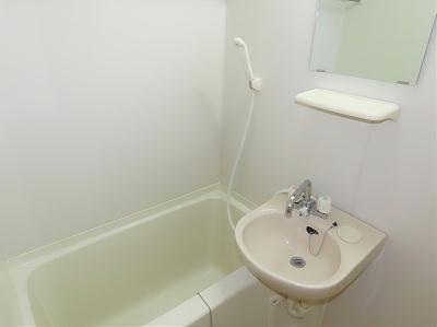 バス・シャワールーム　洗面台とユニット式のお風呂です