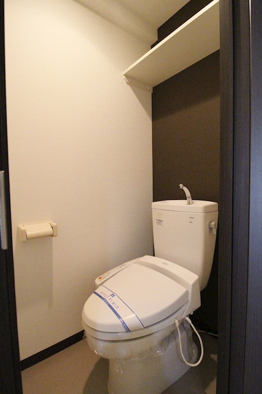 トイレ　温水洗浄暖房便座あり、上部棚板もあり便利です。