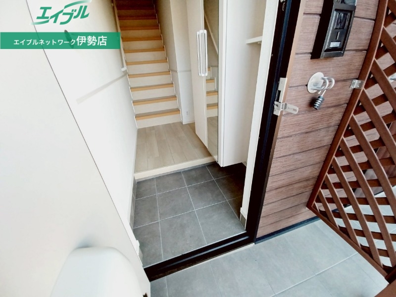 玄関　同型参考写真です